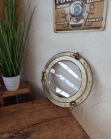 Bullauge mit Fenster