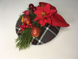 Fascinator grau/rot/ weiß kariert, Schleife rot, Weihnachtsstern, Äpfel, Beeren, Tanne