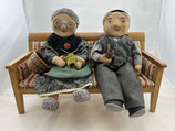 Oma Opa handgefertigte Stoffpuppen auf antikem Biedermeier Puppensofa. Art.-Nr. 4778