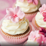 Cupcake mit Blumen, Perlen und Buttercreme