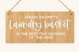 Schild "Having an empty laundry basket is the best.."