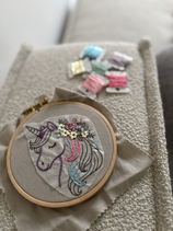 Floraler Einhornkopf