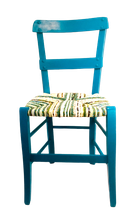 Chaise paillée en torons de tissus. Collection Mers. Bois bleu canard