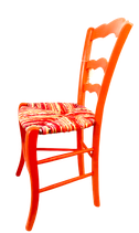 Chaise paillée en torons de tissus. Collection Bougainvilliers. Bois Orange tonique