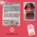 Petite poupée des soucis - chevelure brune et tunique rose