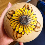 Zirbenkugel ca 10cm Durchmesser mit Sonnenblume - Einzelstück