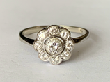 14 karaat witgouden ring in de vorm van een bloem bezet met diamanten, ca.0.50 ct.