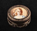 Rond zilveren pillendoosje met guirlandes en geschilderd portret achter glas, Georg Adam Scheid, Oostenrijk ca.1895.