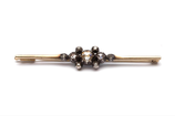 14 Karaat gouden staafbroche met zilveren applique bezet met roosdiamanten.