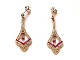 14 Karaat witgouden oorhangers in Art Deco stijl, bezet met diamanten en robijnen.