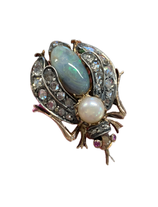 14 Karaat gouden met zilveren insect broche bezet met opaal lijfje, parel, robijnen oogjes en roosdiamanten vleugels, ca.1880-1900.