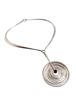 Zilveren spang met design hanger, Georg Jensen, ontwerp van Bent Gabrielsen Petersen, ca.1973.