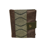 Petit portefeuille compact homme, couleurs de la  nature, faux cuir  marron taupe et  tissu kaki vert motif végétal, 2 volets