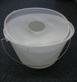 Futtereimer mit Metallsiebdeckel