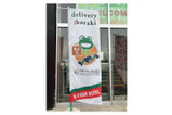 【のぼり×複合施設】カフェのデリバリーサービス開始に伴いのぼりを制作。デリバリーサービスのキャラクターやロゴを全面に使用し、シンプルなデザインに仕上げました。 〔W600×H1800mm/ポンジ/L字縫製・袋縫い〕