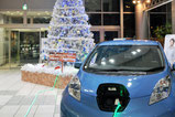【店内装飾×自動車販売】　光が流れる特殊なロープライトを使用し、電気の供給を表現しました。