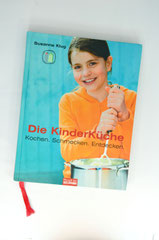 Verlag: Mosaik bei Goldmann  Buchtitel: Die KinderKüche - Kochen. Schmecken. Entdecken.   Autor: Susanne Klug Erscheinungsjahr: 2006