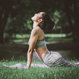 Eine Frau in Yogapose in der Natur