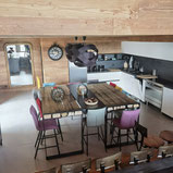 photo de la cuisine ouverte avec une table carrée pour 14 convives
