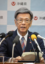 退院後、自らの病状を発表する翁長知事=5月15日、県庁