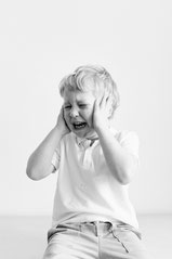 Oma und Opa mit zwei Enkelkindern auf dem Schoß