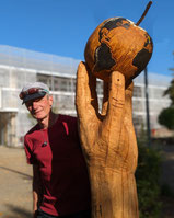 Rainer Stoll und seine Holzskulptur: große Hand die einen Apfel hält auf der wie ein Globus die Erde darstellt (Kontinente eingearbeitet und schwarz lackiert)