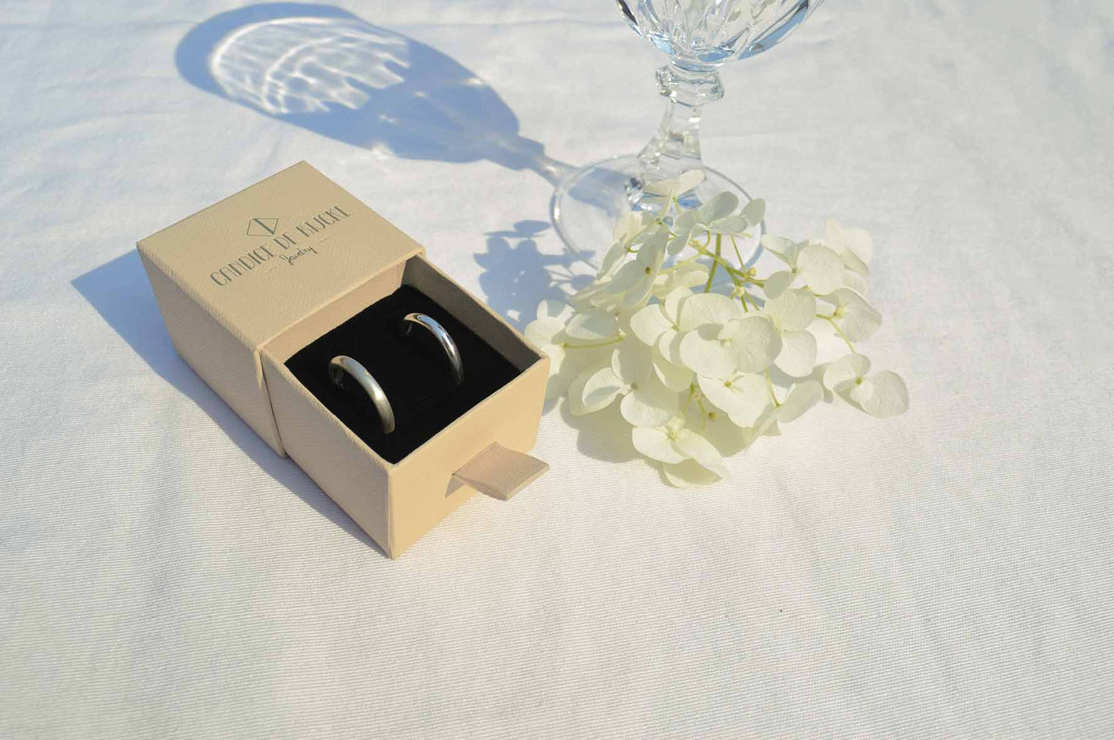 alliances demi-jonc en or blanc 18carats recyclé dans un écrin