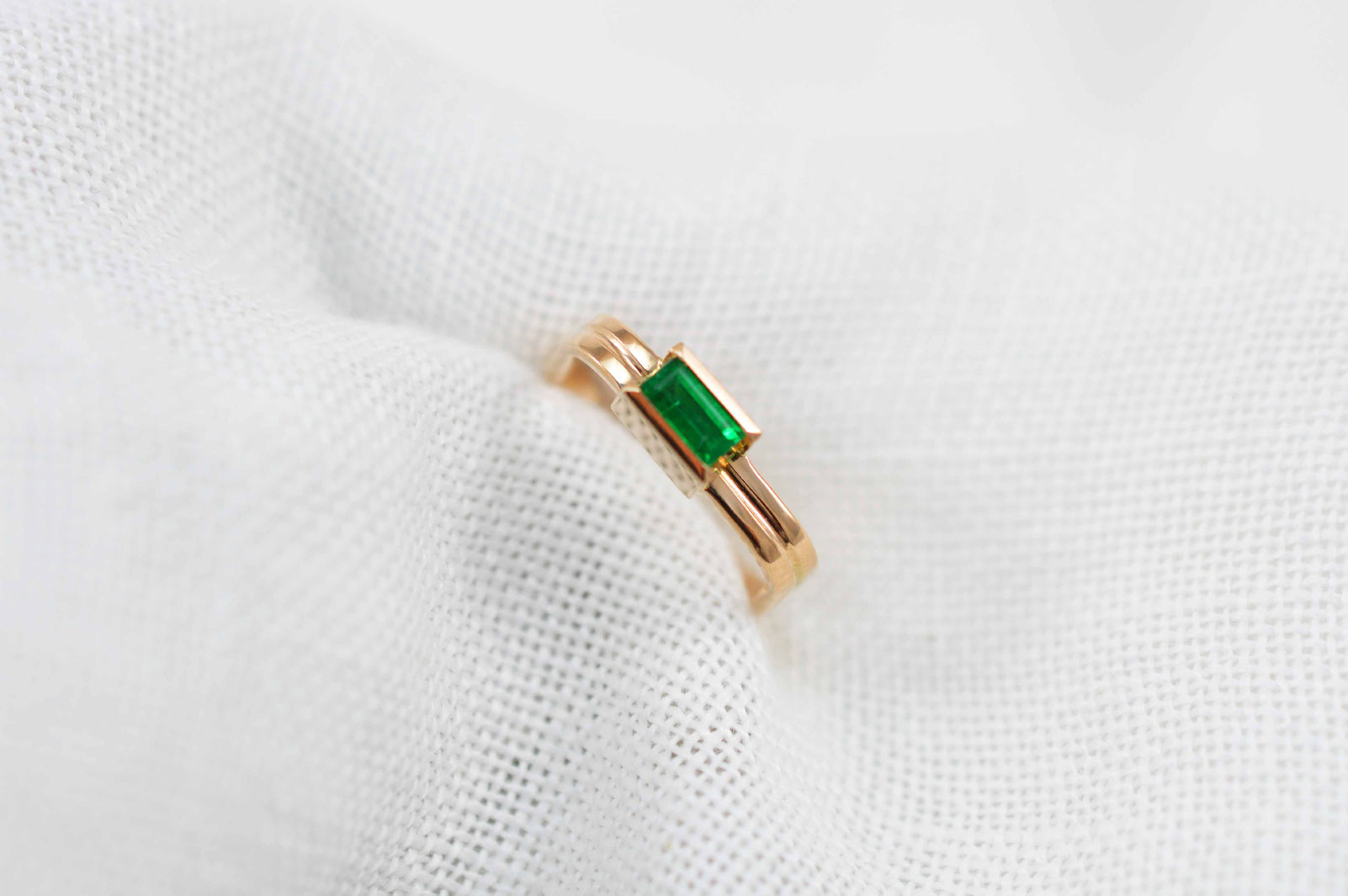bague carrée en or rose 18carats sertie d'une émeraude 