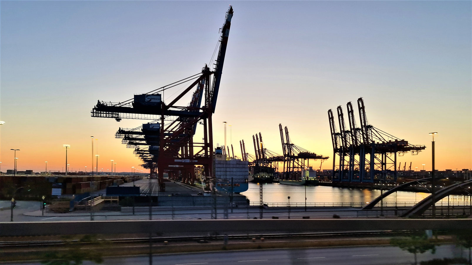 Hamburg Hafen Landscape overland Travel Camping #ProjektBlackwolf Skandinavien wolf78  explore without no limits roadtrip offroad Overlandingnomads Overlandbound wolf78-overland.ch