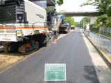 アスファルトで舗装した道路