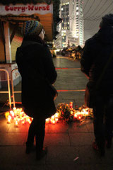 Kerzen vor dem abgesperrten Terrorort Breitscheidplatz. Foto: Helga Karl