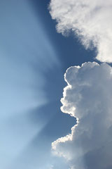 Rayon de soleil derrière les nuages montrant comment l'intégration des réflexes archaïques peut aider à trouver l'équilibre et l'harmonie