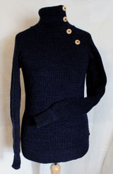 von ritsch-ratsch gestrickter Pullover mit Knopfleiste und Daumenlöchern