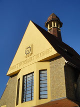 Le pignon central de la poste du Touquet-Paris-Plage rappelant celui de l'ancienne chapelle St André