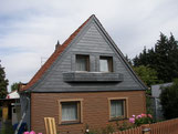 Göttingerode Schiefergiebel mit Blumenkasten Schuppenschablonendeckung 24/19cm.