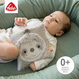 Baby mit Kirschkernkissen Faultier von Fehn