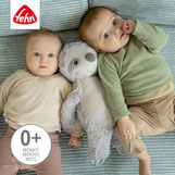 Zwei Babys mit Kuscheltier Faultier von Fehn