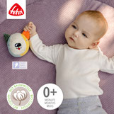 Baby mit Stoffball Koala von Fehn