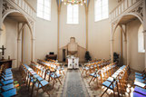 Geschmückter Trausaal der alten Neuendorfer Kirche in Potsdam