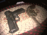 En la imagen se aprecia al periodista Angel Medina entregando las armas al comandante de la PN del barrio Capotillo y foto de las armas entregadas