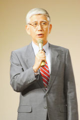 講演する前陸上幕僚長の君塚栄治氏=11日夜、市民会館中ホール