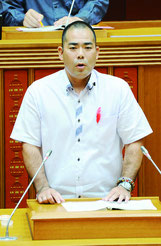 代表質問する次呂久成崇氏=6日午後、県議会