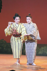 山里恵子さん(右)、静香さん(左)が「古見ぬ浦節・とぅばらーま」を親子共演した=21日午後、国立劇場おきなわ(浦添市)