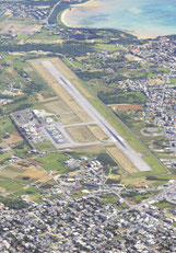 跡地に新八重山病院の移転新築が予定されている旧石垣空港=2013年撮影(共同)