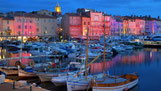 A 40 Kilomètres de Fréjus plage, Saint-Tropez est un village tranquille et mythique. Il a acceuilli Brigitte Bardot, Francoise Sagan, et maintenant Bono, et Leonardo de Caprio. Les plus beaux yachts du monde sont amarrés dans ce petit port. 