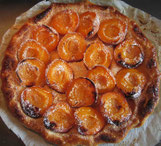 TARTE FEUILLETEE RUSTIQUE aux ABRICOTS , ou aux FIGUES  , ou aux QUESTCHES fraîches .                                       "Cliquer sur la photo pour voir la recette
