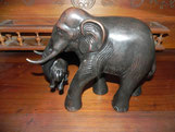 Eléphant et son éléphanteau en bronze à patine noire, extrême orient 