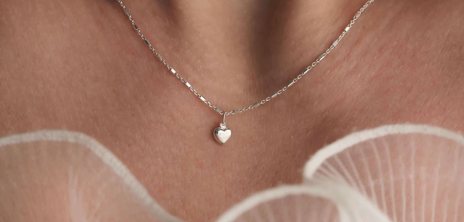 Zwei Halsketten grünes Herz Kette gold und eine Halskette mit großem Blumen Anhänger aus 925 Silber