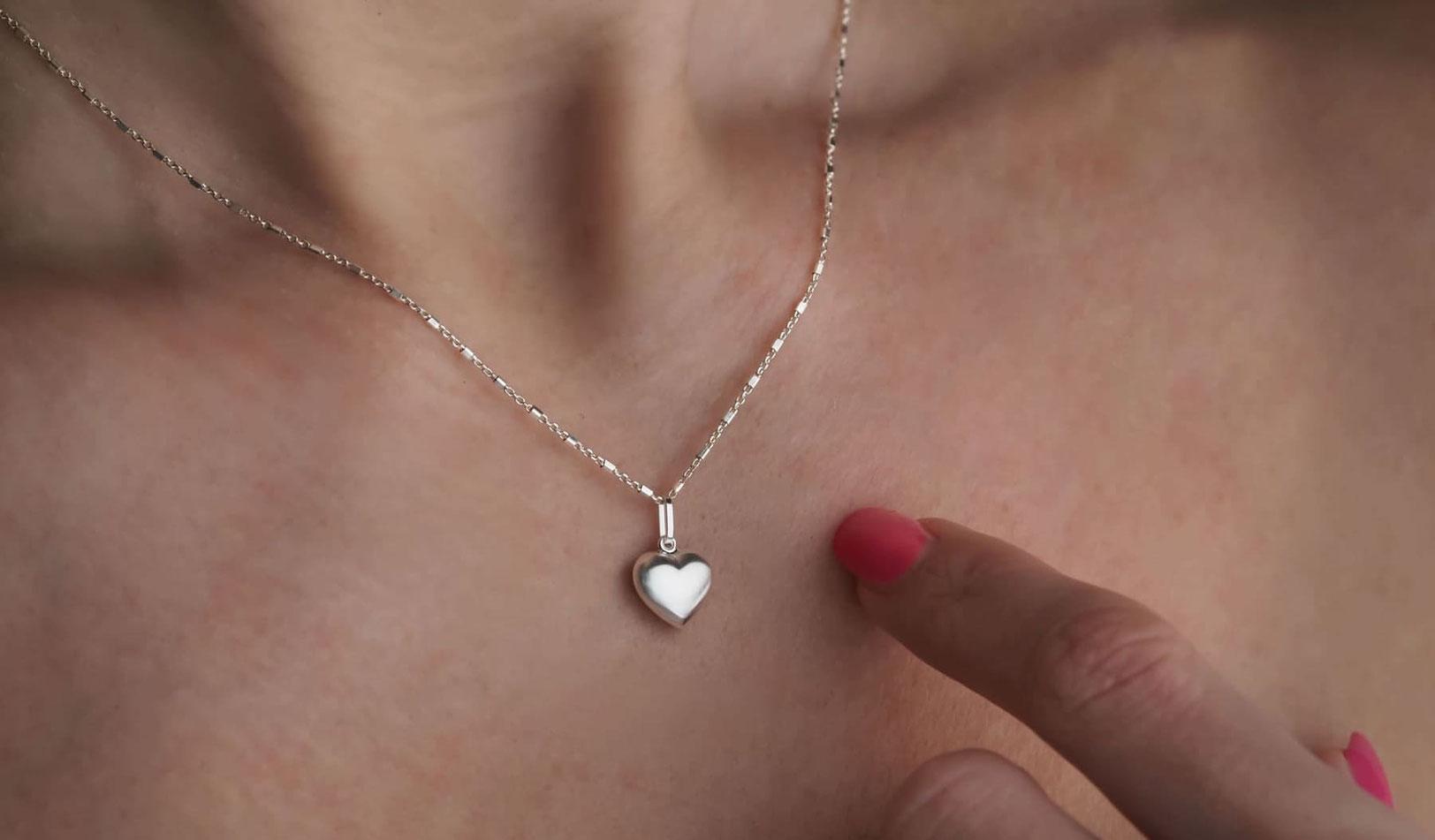 Zwei Halsketten grünes Herz Kette gold und eine Halskette mit großem Blumen Anhänger aus 925 Silber