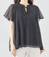 シフォンの ピンタックブラウス  フォーユー価格　2,680円(税込)